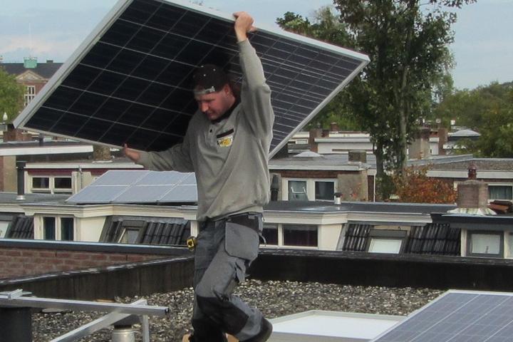 Awizon start met de plaatsing van 308 zonnepanelen in Emmen.