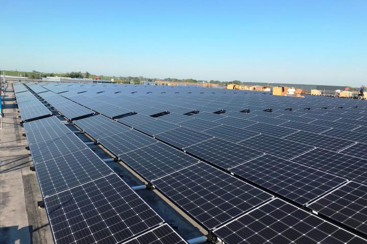 Awizon installeert 996 zonnepanelen bij Bouwmaat