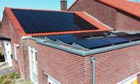 34 zwarte zonnepanelen Ja Solar 265 WP geplaatst op  + 