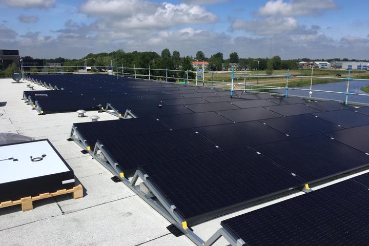 Zonnepanelen van Awizon bij scholen en bedrijven